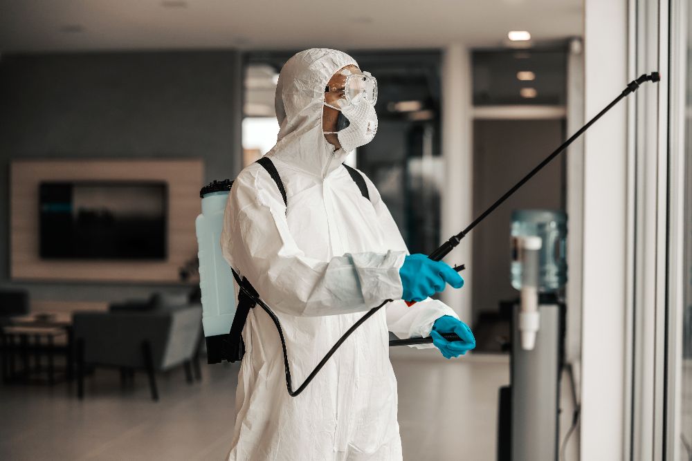 Expert white protective uniform with mask goggle disinfection space window (1)