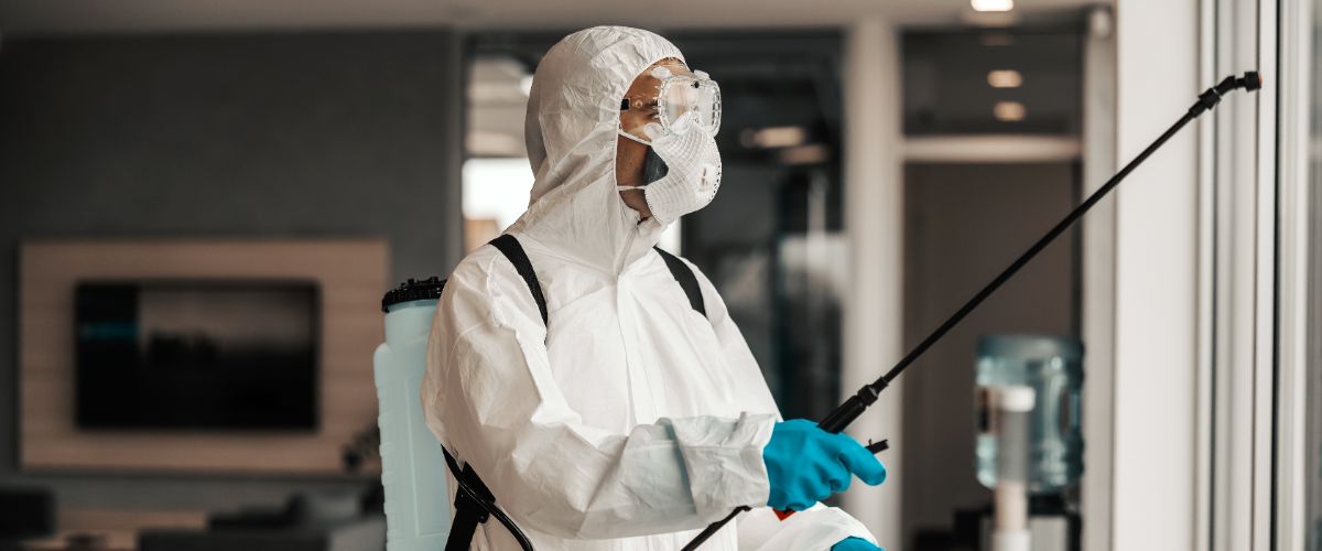 Expert white protective uniform with mask goggle disinfection space window (2)