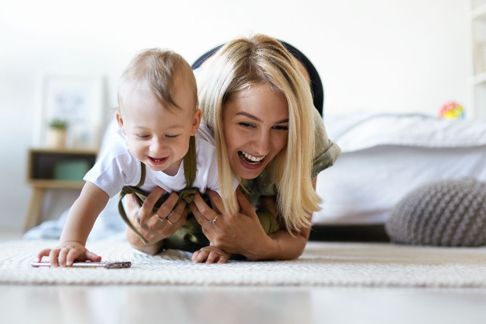 Expressive mother her child posing (1)